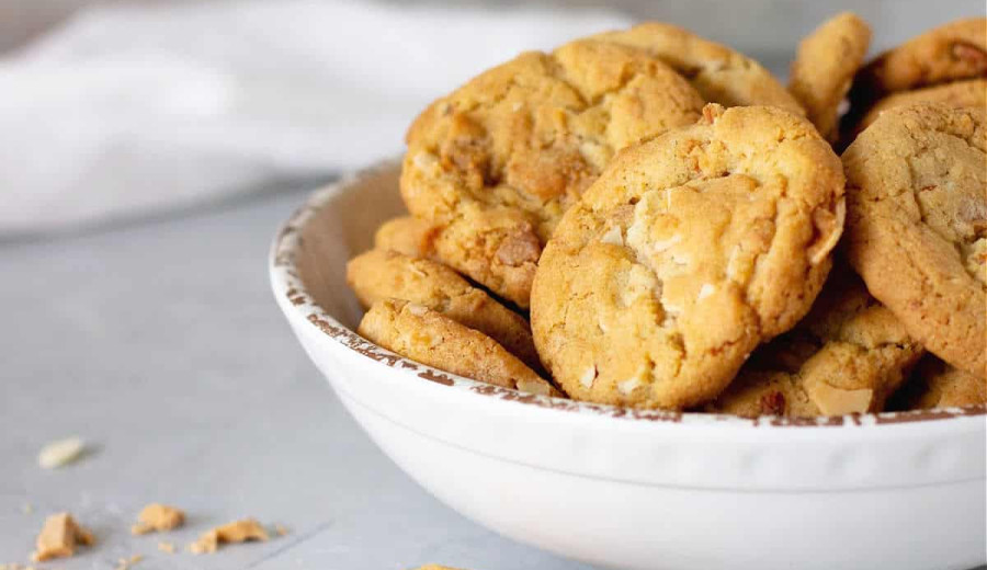 Almond Cookies with White Chocolate