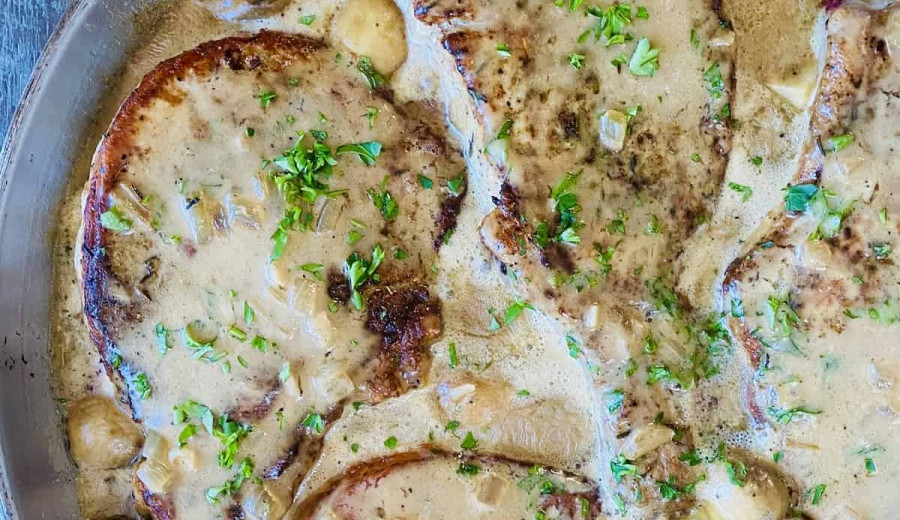 Pork Chops Smothered in Flavorful Gravy