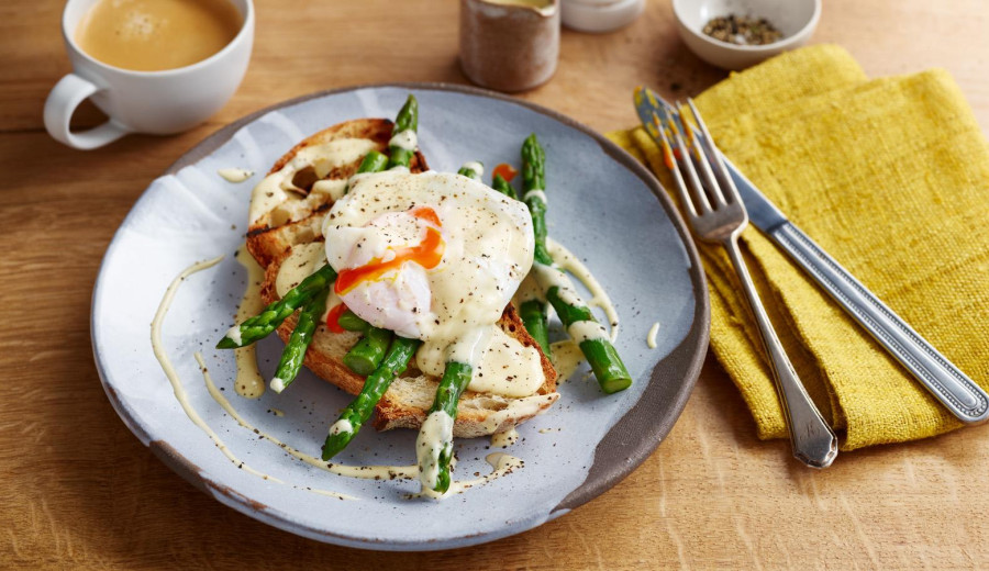 Asparagus and Poached Eggs