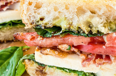 Sandwich with Bacon, Basil Pesto, and Tomato